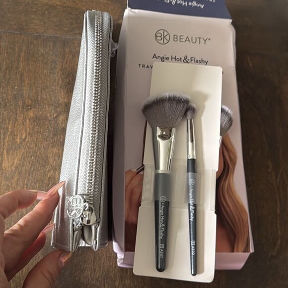 BK BEAUTY ANGIE HOT & FLASHY TRAVEL
BRUSH SET WITH POUCH - Picture 11 of 12